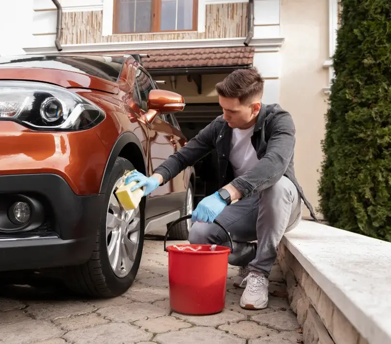 Lavage auto à domicile Montigné-le-Brillant : professionnel intervenant sur un véhicule
